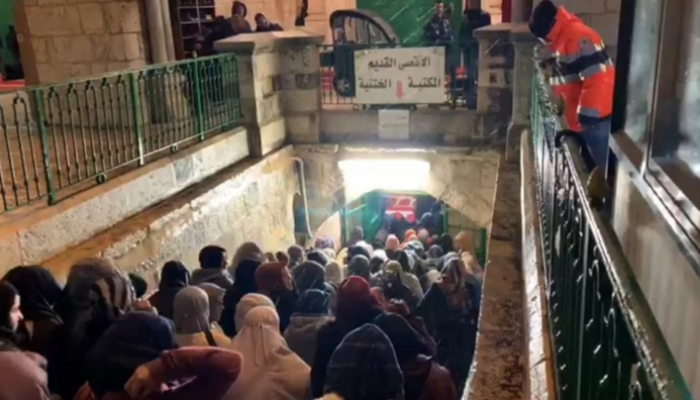 الفلسطينيون يحتشدون في صلاة الفجر لمقاومة خطط الاحتلال