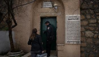 قوات الاحتلال أمام مدخل المسجد