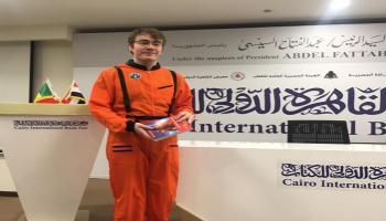 كاتب ببدلة فضاء يهبط أرض معرض القاهرة للكتاب