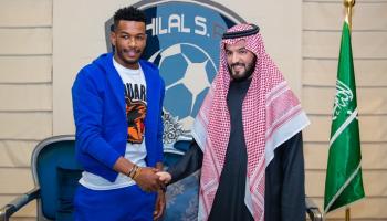علي آل البليهي أثناء توقيع العقد الجديد