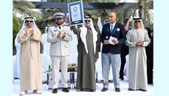 الشيخ نهيان بن مبارك آل نهيان يتسلم شهادة جينيس