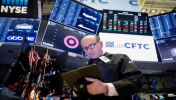 تباين الأسهم الأمريكية بعد تثبيت سعر الفائدة