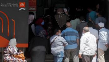 مصريون يحتشدون أمام ماكينة صراف آلي