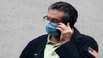 متداول يتحدث في هاتفه خارج بورصة نيويورك - رويترز