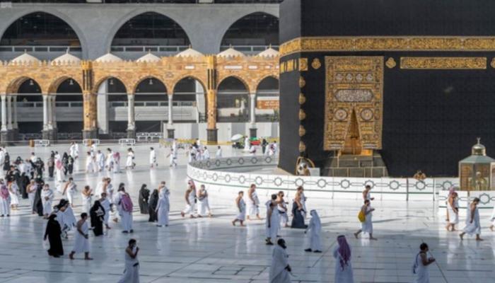 ضيوف الرحمن يؤدون مناسك العمرة
