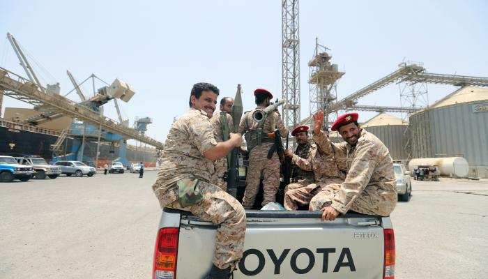 عناصر حوثية مسلحة بميناء الصليف جنوب البحر الأحمر