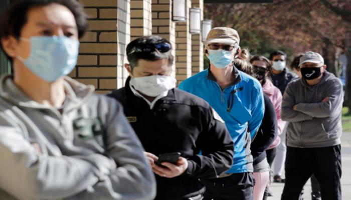 أشخاص يرتدون كمامات للوقاية من كورونا - أرشيفية