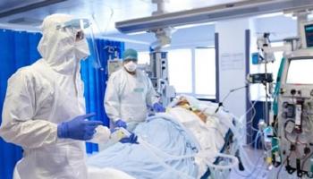 مسؤولو رعاية صحية بغرفة عناية مشددة - ديلي ميل