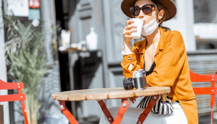 تغريم إيطالية 400 يورو لخلعها الكمامة أثناء شرب القهوة