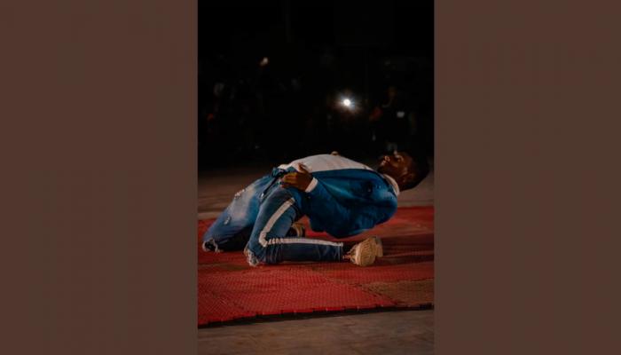 شاب يمني يرقص هيب هوب