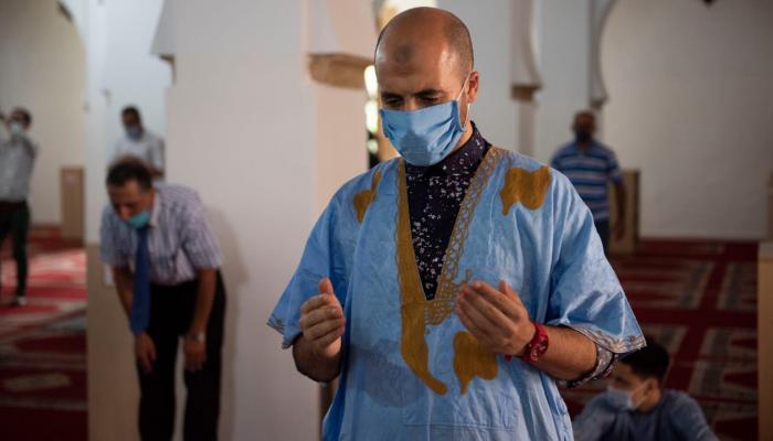 المغرب يتحدى كورونا بعودة الصلاة إلى 10 آلاف مسجد