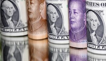 الدولار يتمسك بمكاسبه مقابل معظم العملات