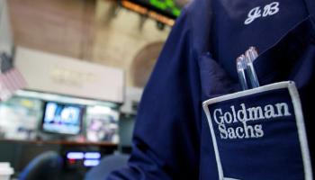 تاجر يعمل في مكتب جولدمان ساكس بأرضية بورصة نيويورك - رويترز