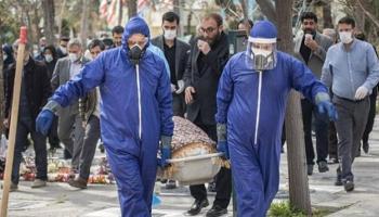 دفن أحد المتوفين جراء الإصابة بكورونا في إيران - أرشيفية