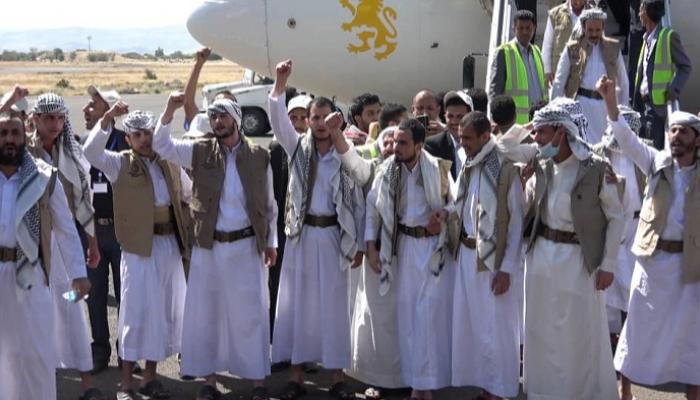 أسرى حوثيون يؤدون الصرخة الحوثية