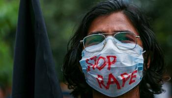 طالبة تشارك في تظاهرة بالعاصمة البنجلاديشية دكا ضد الاعتداءات الجنسية