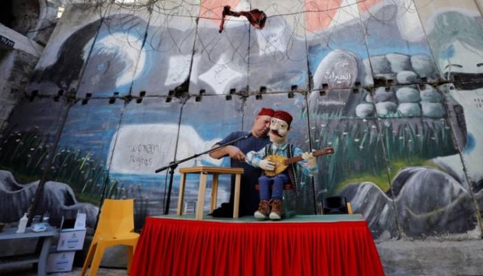 فلسطيني يملك موهبة التحدث من بطنه