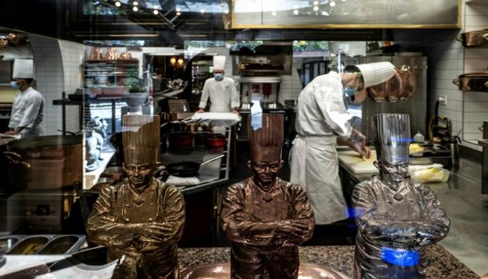 عدد من الطهاة يعملون بمطعم بول بوكوس قرب مدينة ليون وسط فرنسا