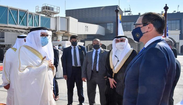 وزير الخزانة الأمريكي ستيفن مونشن خلال زيارته البحرين