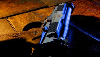 الطفلة كانت تلهو بسلاح صديق والدها