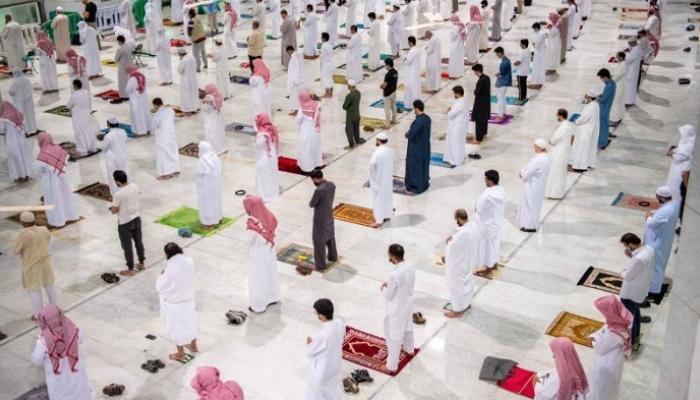 مصلون في المسجد الحرام