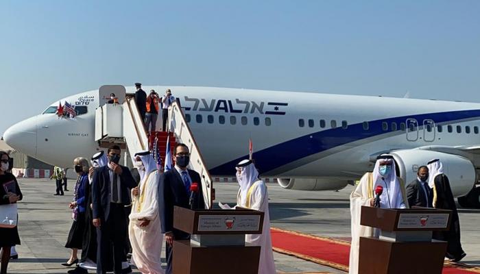 وزير الخارجية البحريني عبد اللطيف الزياني خلال المؤتمر الصحفي