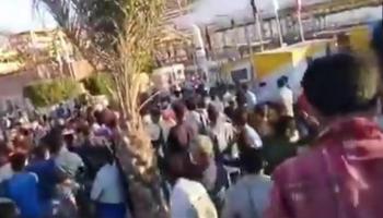 عاملون يحتجون في محطة "باريسان" لاستخراج الغاز 