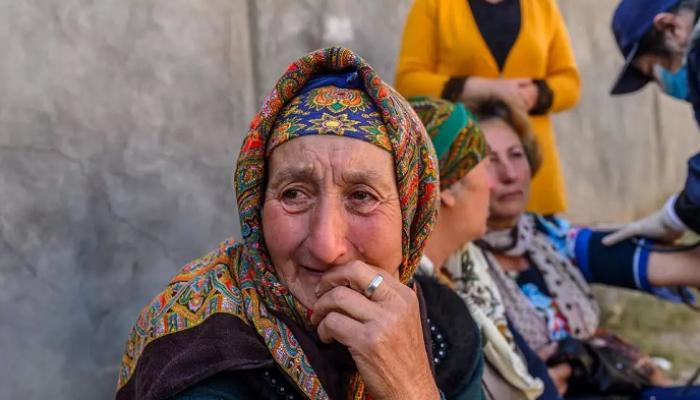 نساء تجمعن بالقرب من موقع أصيب خلال القتال في قره باغ