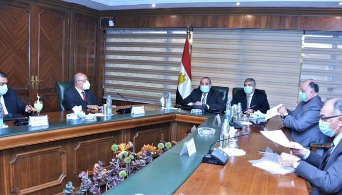 جانب من اجتماع وزير الطيران المدني المصري لمناقشة استعدادات المطارات