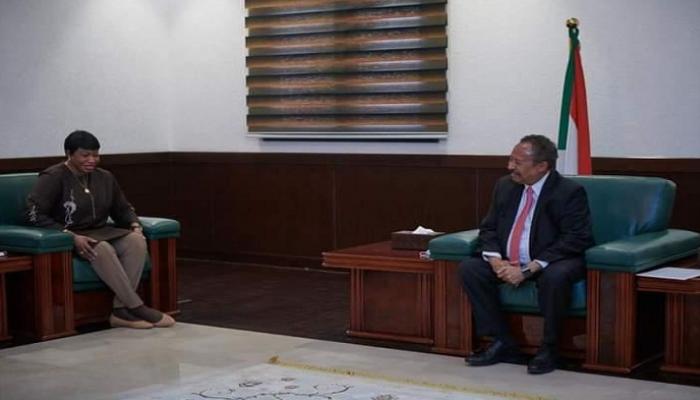 المدعية العامة للمحكمة الجنائية خلال لقاء رئيس الوزراء السوداني