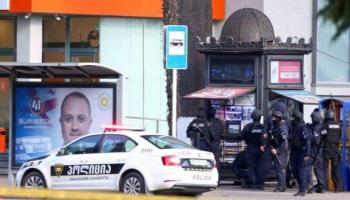 قوات الشرطة أمام مقر البنك