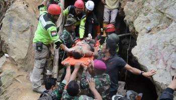 انهيار أرضي في إندونيسيا 