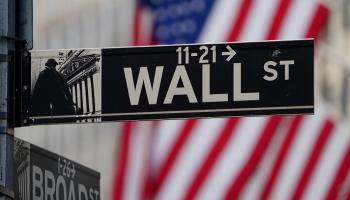 لافتة وول ستريت في بورصة نيويورك بحي مانهاتن – رويترز