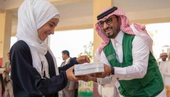 مسؤول بالبرنامج السعودي يسلم طالبة يمنية الكتب والأدوات المدرسية