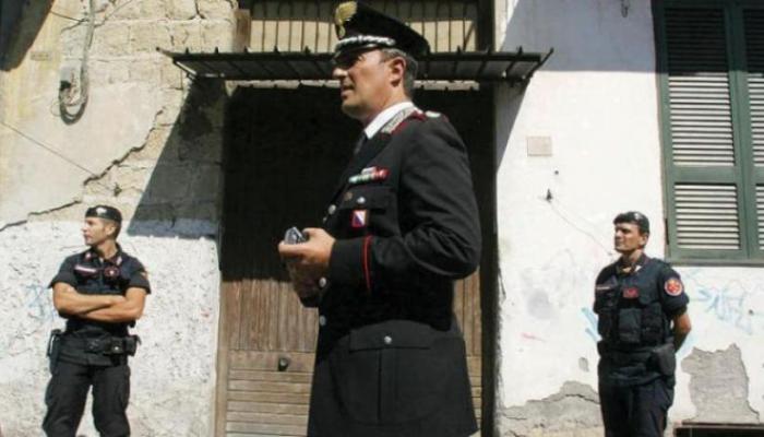عناصر من الشرطة الإيطالية أمام منزل أحد زعماء المافيا - أ.ف.ب