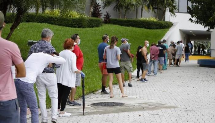Des dizaines d'électeurs patientent pour pouvoir voter à l'élection présidentielle dans un bureau de vote anticipé à Miam -AFP