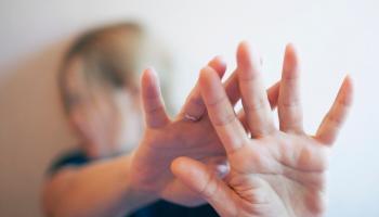 فتاة ترفض الاعتداء عليها - تعبيرية