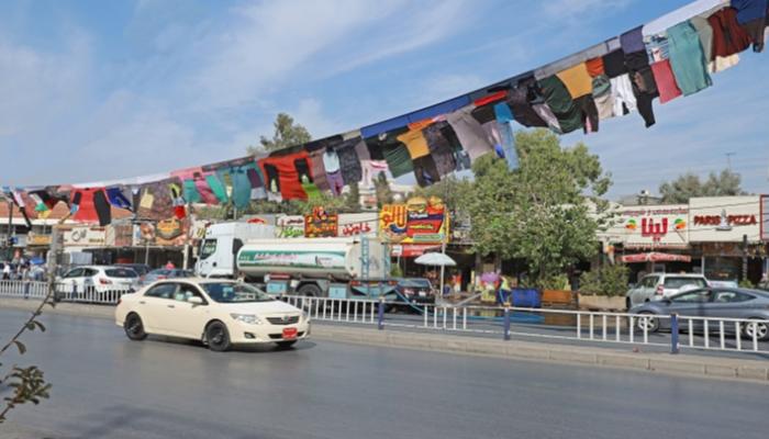العمل الفني مصنوع من ملابس نساء تعرضن للعنف