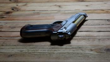 طفل يموت برصاص مسدس