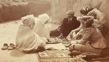 عائلة بوين تجلس مع السكان المحليين 