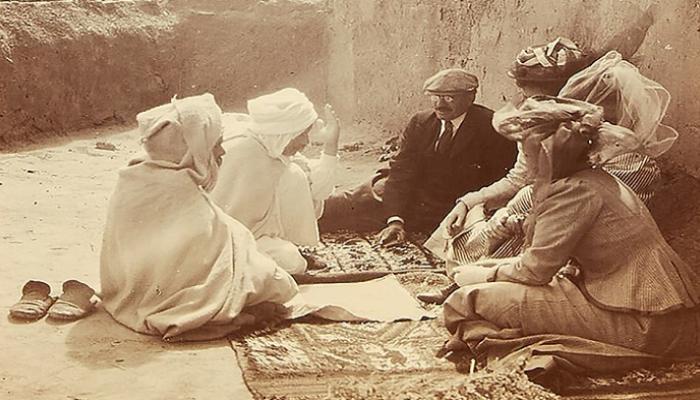 عائلة بوين تجلس مع السكان المحليين