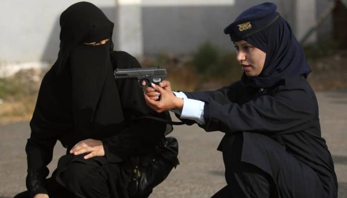 يمنية تتدرب على إطلاق النار