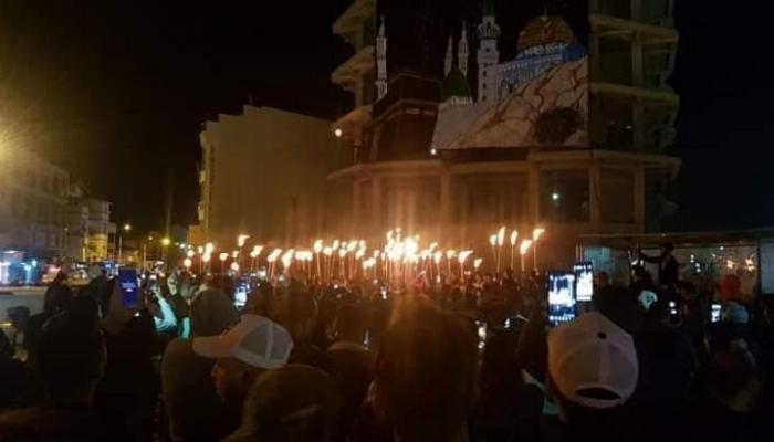 رفع لافتة كبيرة نصرة للرسول الكريم في ذكرى مولده بالجزائر