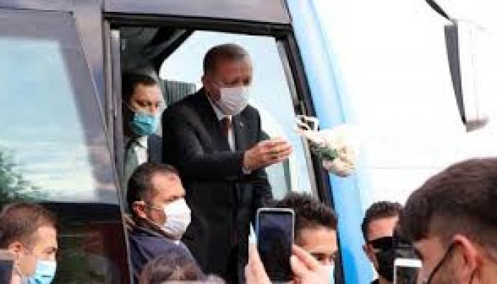 أردوغان يوزع الشاي