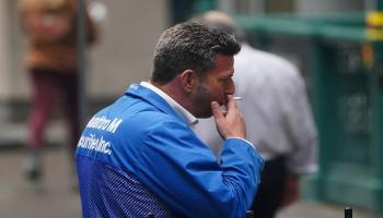  تاجر خارج بورصة نيويورك - رويترز