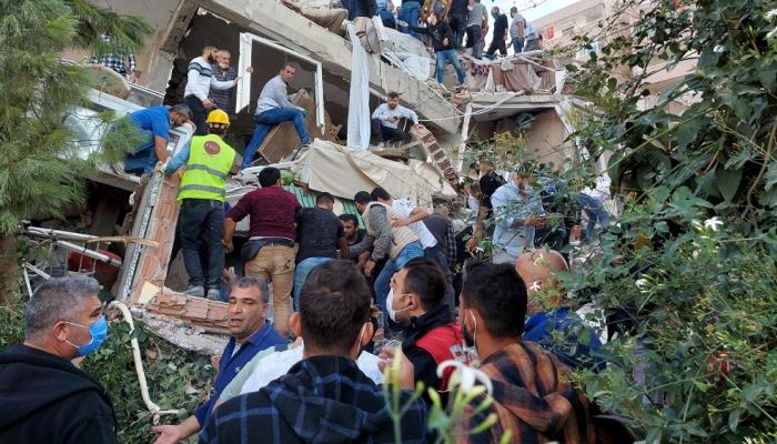 آثار الزلزال في مدينة إزمير التركية