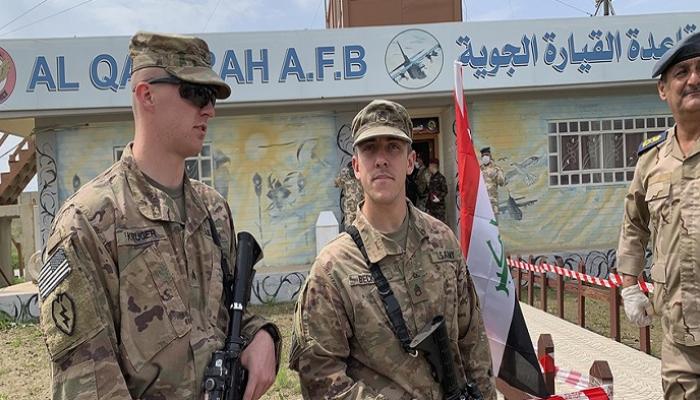جنود عراقيون أثناء الاحتفال بتسليم قاعدة القيارة الجوية