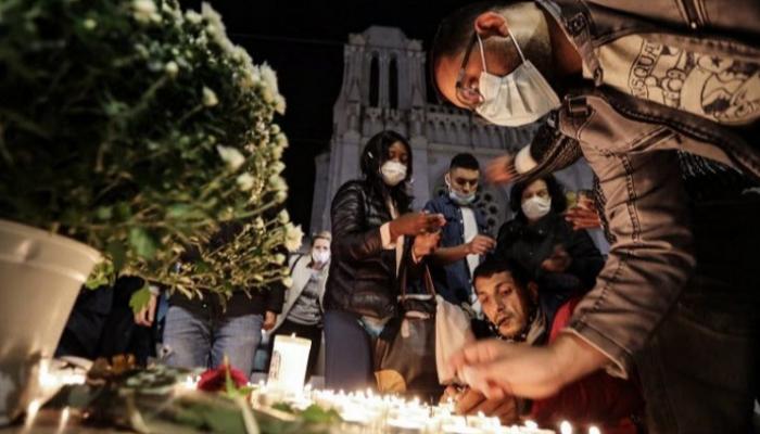 فرنسيون يتضامنون مع ضحايا اعتداء نيس الإرهابي بإشعال الشموع أمام الكنيسة