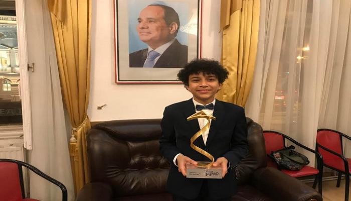 ميسرة محمود مقلد يحمل الجائزة