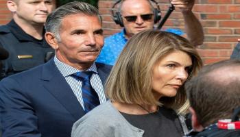 لوري لوفلين وزوجها موسيمو جانولي بعد جلسة في محكمة بوسطن الفيدرالية في أغسطس 2019